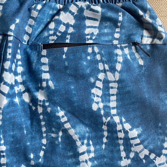 Mens luluemon shorts size s - never been worn - Picture 2 of 4